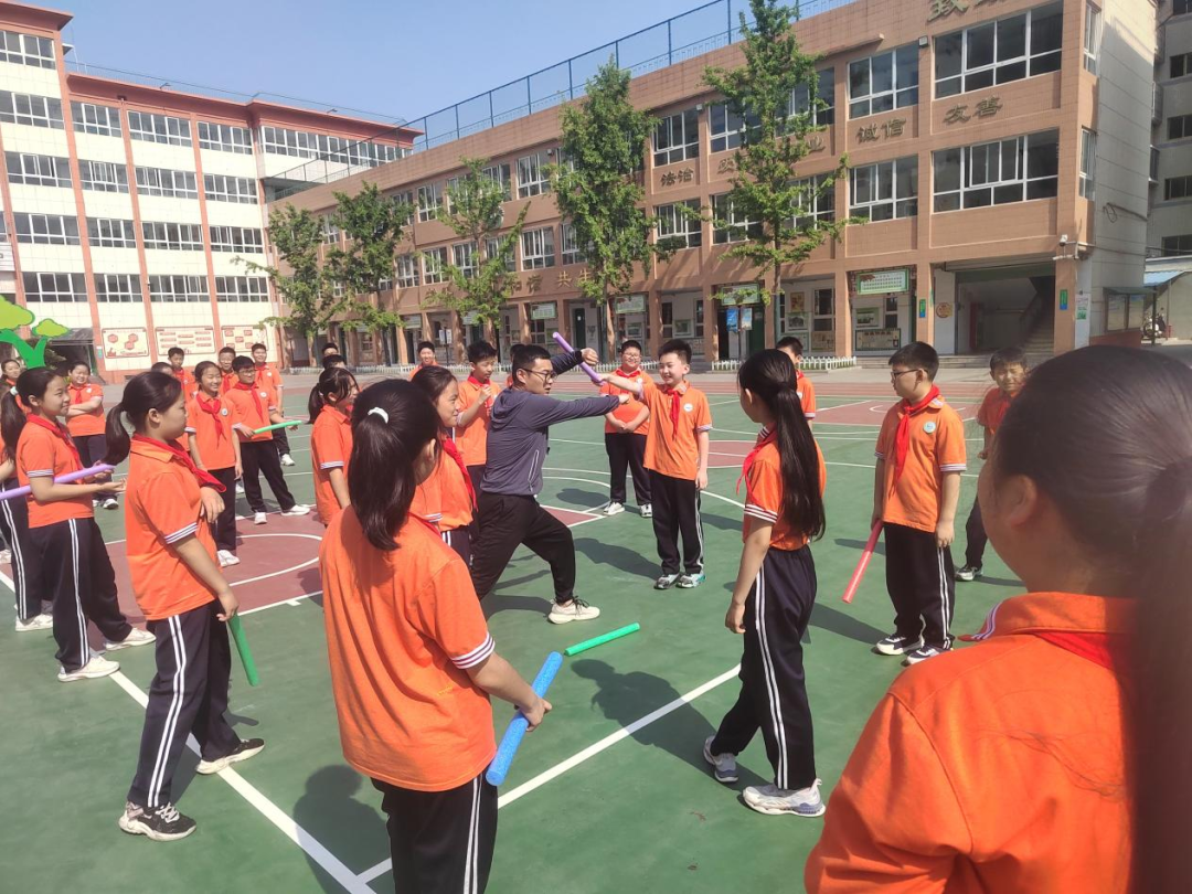 展风采、促成长、争达标——新乡市外国语小学2024年度技能学科青年教师达标课活动掠影 第14张 展风采、促成长、争达标——新乡市外国语小学2024年度技能学科青年教师达标课活动掠影 第14张
