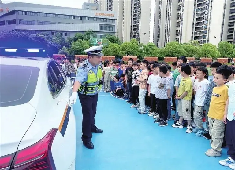 【校园动态】九江小学:交通安全宣讲进校园 真人演示“名场面” 第3张 【校园动态】九江小学:交通安全宣讲进校园 真人演示“名场面” 第3张