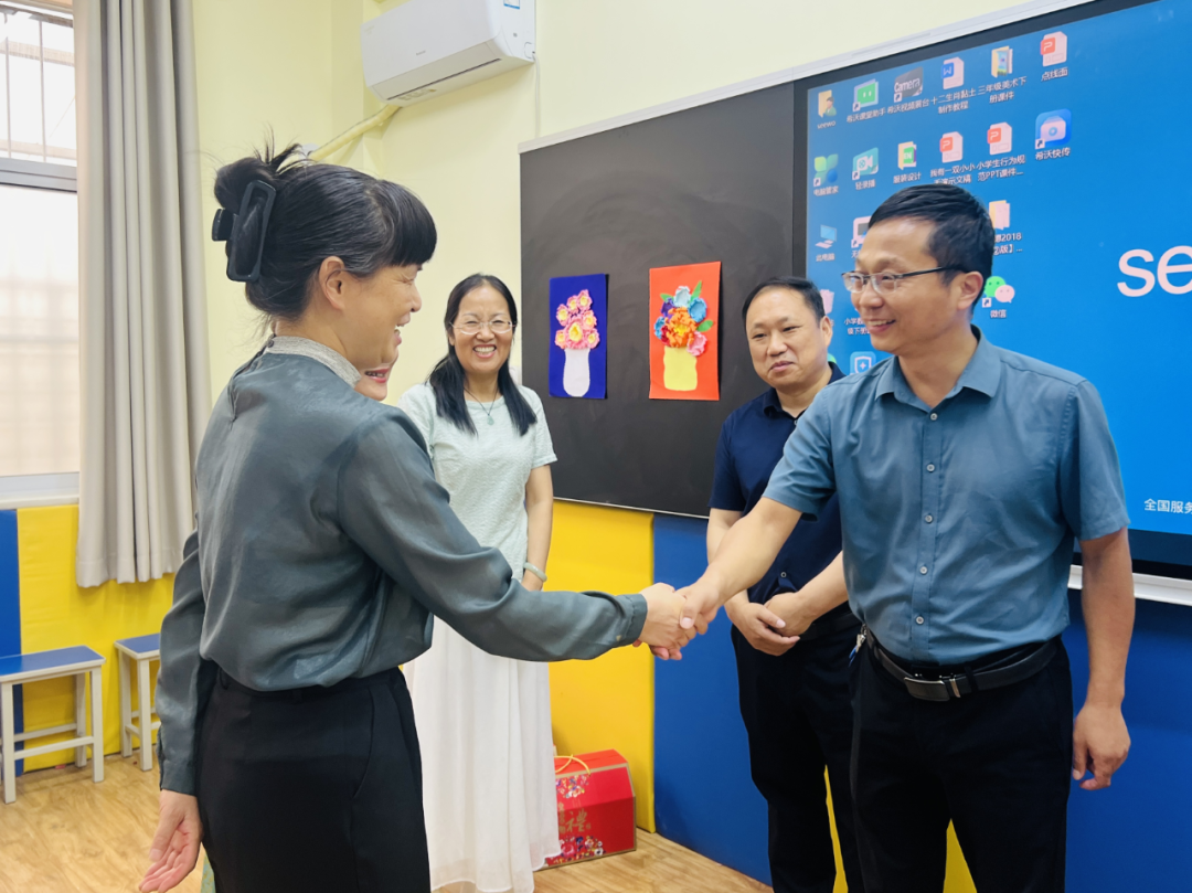 六一前夕,区委副书记陈洪远看望慰问新鹰小学启智班师生 第2张 六一前夕,区委副书记陈洪远看望慰问新鹰小学启智班师生 第2张