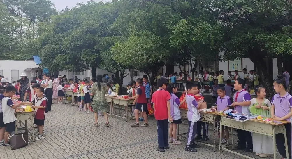 【凯风小学•德育】公平小市场 快乐伴成长——桂林市凯风小学开展庆“六一”商品交易会 第20张 【凯风小学•德育】公平小市场 快乐伴成长——桂林市凯风小学开展庆“六一”商品交易会 第20张