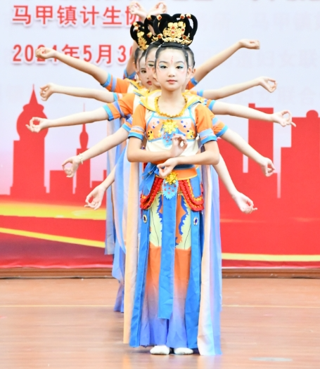 马甲中心小学举行第十九届校园科技文化艺术节文艺汇演活动 第15张 马甲中心小学举行第十九届校园科技文化艺术节文艺汇演活动 第15张