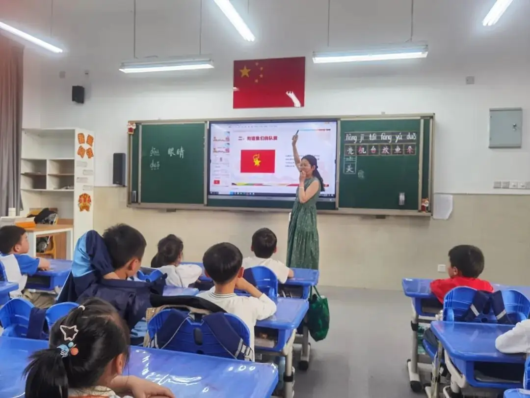 【 江丰小学】红领巾爱祖国,争做新时代好队员——江丰小学一年级入队仪式 第8张
