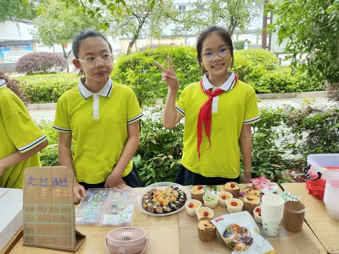 【凯风小学•德育】公平小市场 快乐伴成长——桂林市凯风小学开展庆“六一”商品交易会 第15张 【凯风小学•德育】公平小市场 快乐伴成长——桂林市凯风小学开展庆“六一”商品交易会 第15张