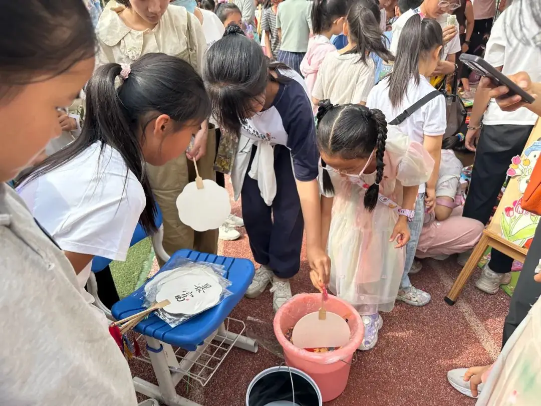 瞧,谁家的小学六一儿童节这样过!——郑州中学第四附属小学第三届爱心义卖暨社团展演活动 第48张 瞧,谁家的小学六一儿童节这样过!——郑州中学第四附属小学第三届爱心义卖暨社团展演活动 第48张