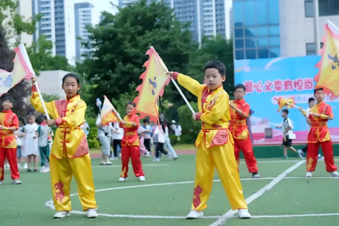 瞧,谁家的小学六一儿童节这样过!——郑州中学第四附属小学第三届爱心义卖暨社团展演活动 第67张 瞧,谁家的小学六一儿童节这样过!——郑州中学第四附属小学第三届爱心义卖暨社团展演活动 第67张
