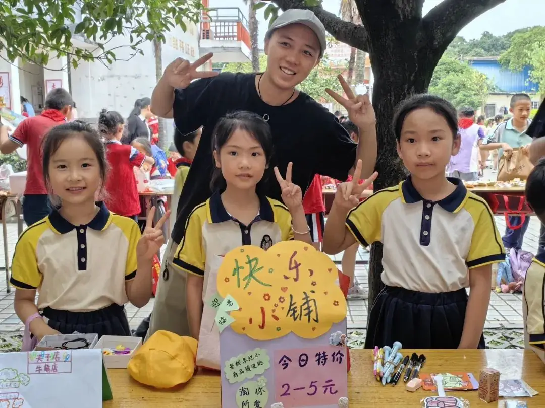【凯风小学•德育】公平小市场 快乐伴成长——桂林市凯风小学开展庆“六一”商品交易会 第11张 【凯风小学•德育】公平小市场 快乐伴成长——桂林市凯风小学开展庆“六一”商品交易会 第11张