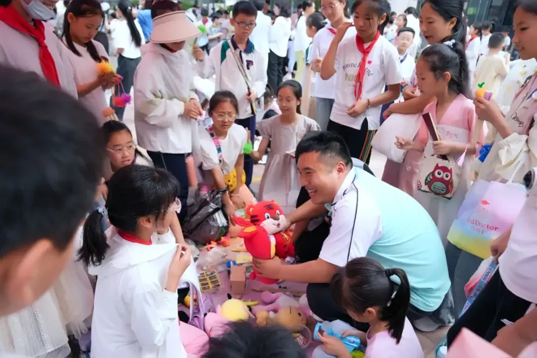 瞧,谁家的小学六一儿童节这样过!——郑州中学第四附属小学第三届爱心义卖暨社团展演活动 第44张 瞧,谁家的小学六一儿童节这样过!——郑州中学第四附属小学第三届爱心义卖暨社团展演活动 第44张
