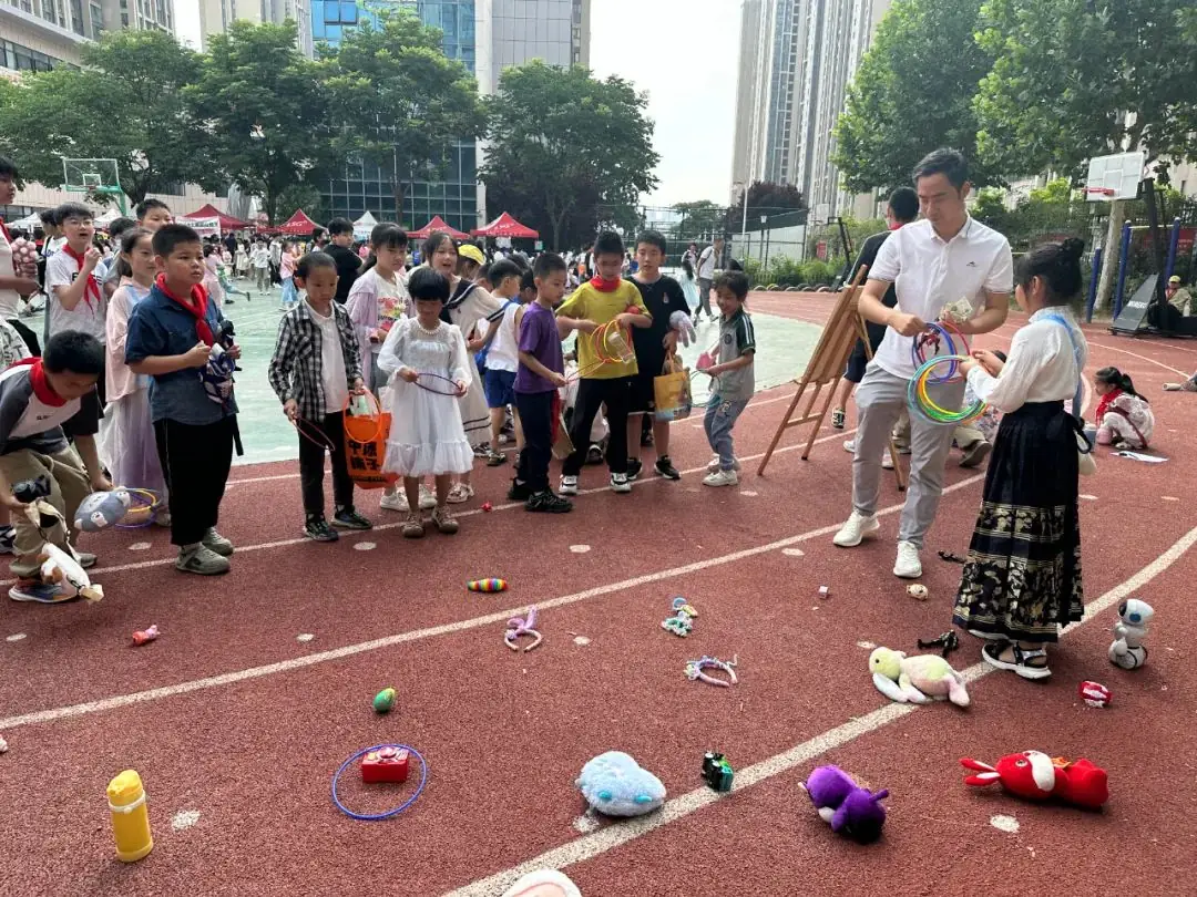 瞧,谁家的小学六一儿童节这样过!——郑州中学第四附属小学第三届爱心义卖暨社团展演活动 第47张 瞧,谁家的小学六一儿童节这样过!——郑州中学第四附属小学第三届爱心义卖暨社团展演活动 第47张