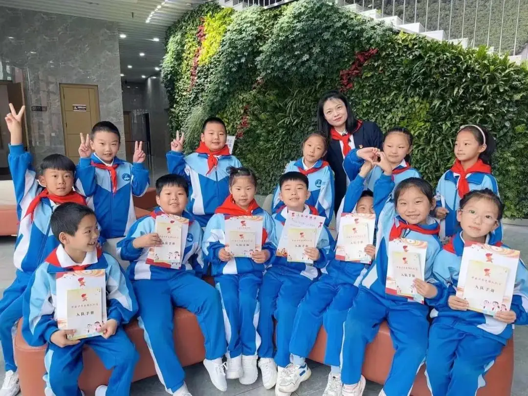 鸡冠区东风小学举行“红领巾爱祖国”新队员分批入队仪式 第27张 鸡冠区东风小学举行“红领巾爱祖国”新队员分批入队仪式 第27张