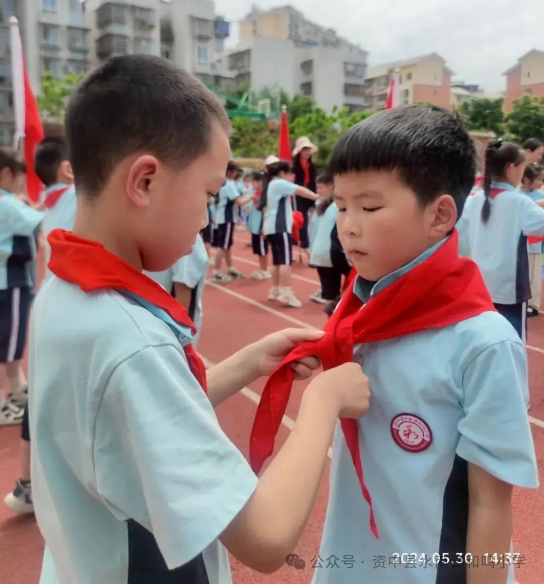 星星火炬 代代相传——资中县水南镇和鸣小学2022届少先队第三批次和2023届少先队第一批次少先队员入队仪式 第19张 星星火炬 代代相传——资中县水南镇和鸣小学2022届少先队第三批次和2023届少先队第一批次少先队员入队仪式 第19张