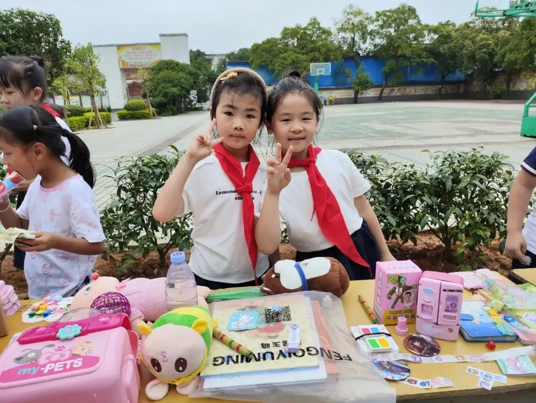 【凯风小学•德育】公平小市场 快乐伴成长——桂林市凯风小学开展庆“六一”商品交易会 第16张 【凯风小学•德育】公平小市场 快乐伴成长——桂林市凯风小学开展庆“六一”商品交易会 第16张