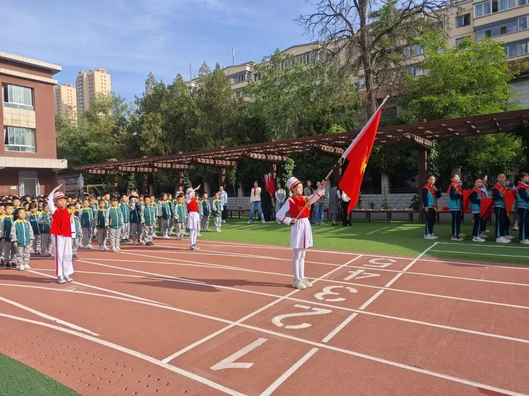 【红领巾爱祖国】万里小学组织开展“红领巾爱祖国”新队员入队仪式暨表彰大会 第2张