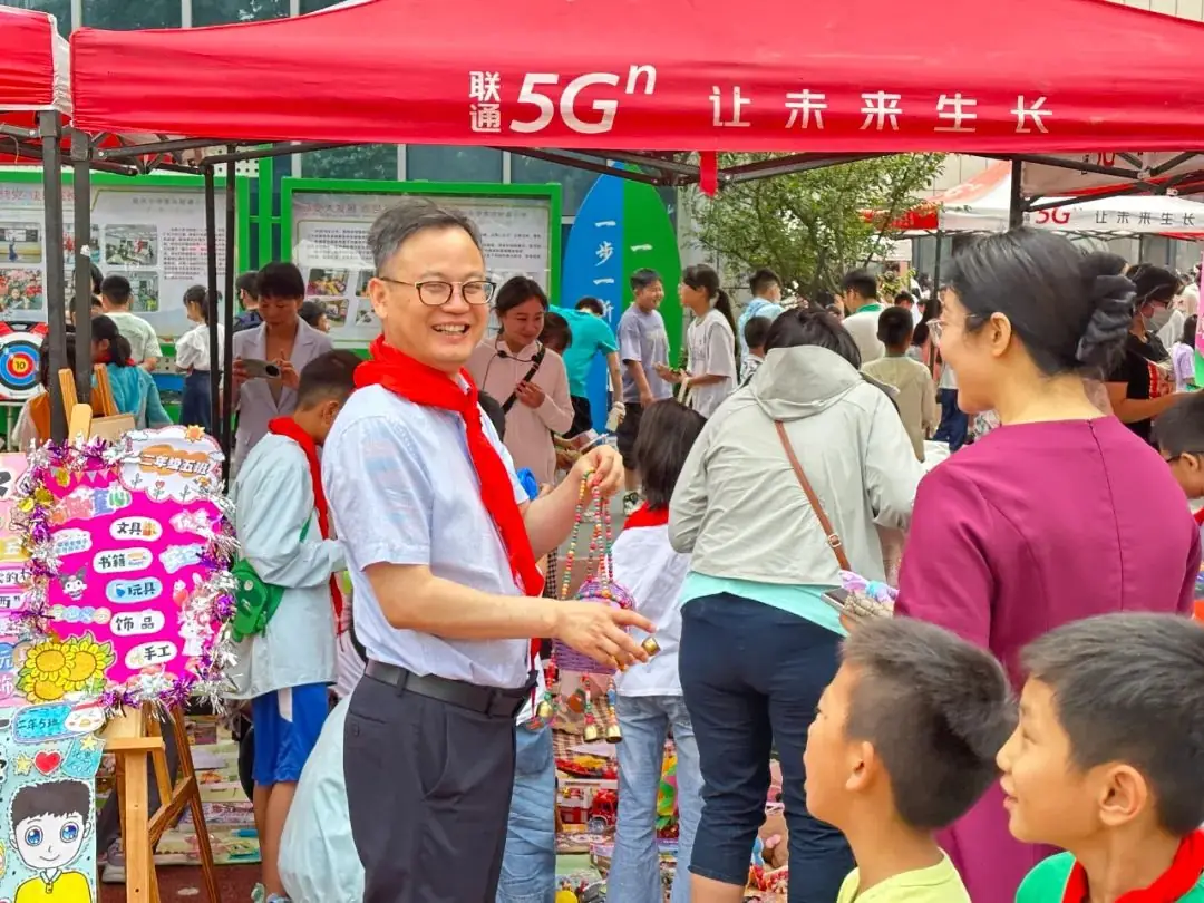 瞧,谁家的小学六一儿童节这样过!——郑州中学第四附属小学第三届爱心义卖暨社团展演活动 第59张 瞧,谁家的小学六一儿童节这样过!——郑州中学第四附属小学第三届爱心义卖暨社团展演活动 第59张