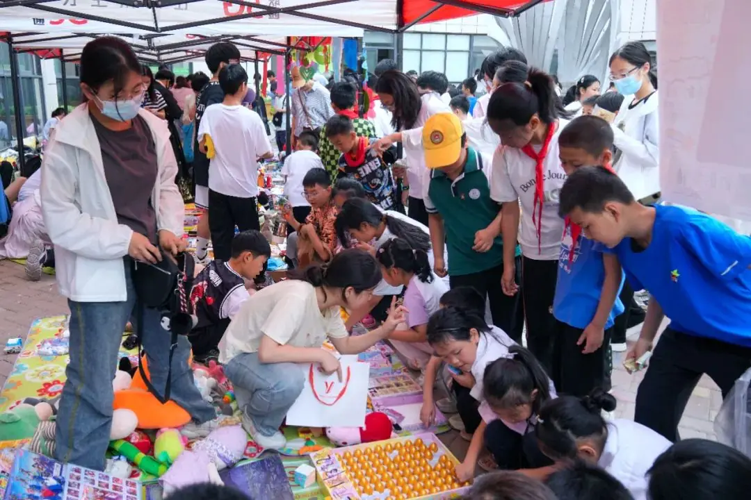 瞧,谁家的小学六一儿童节这样过!——郑州中学第四附属小学第三届爱心义卖暨社团展演活动 第32张 瞧,谁家的小学六一儿童节这样过!——郑州中学第四附属小学第三届爱心义卖暨社团展演活动 第32张