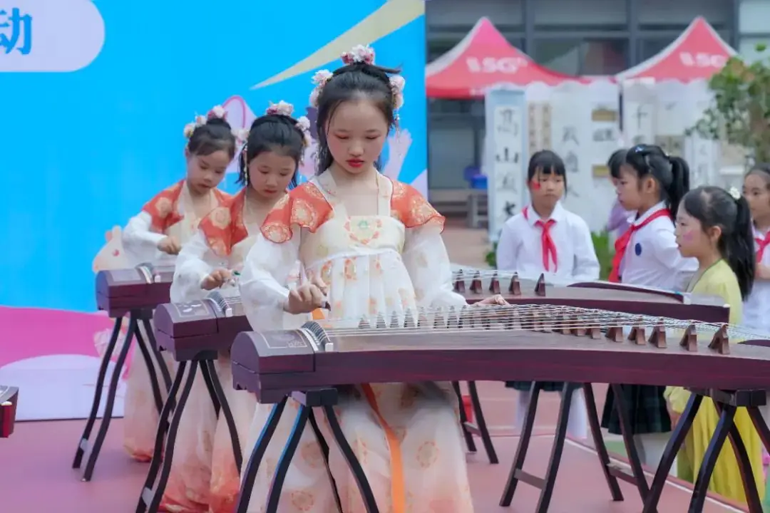 瞧,谁家的小学六一儿童节这样过!——郑州中学第四附属小学第三届爱心义卖暨社团展演活动 第69张 瞧,谁家的小学六一儿童节这样过!——郑州中学第四附属小学第三届爱心义卖暨社团展演活动 第69张