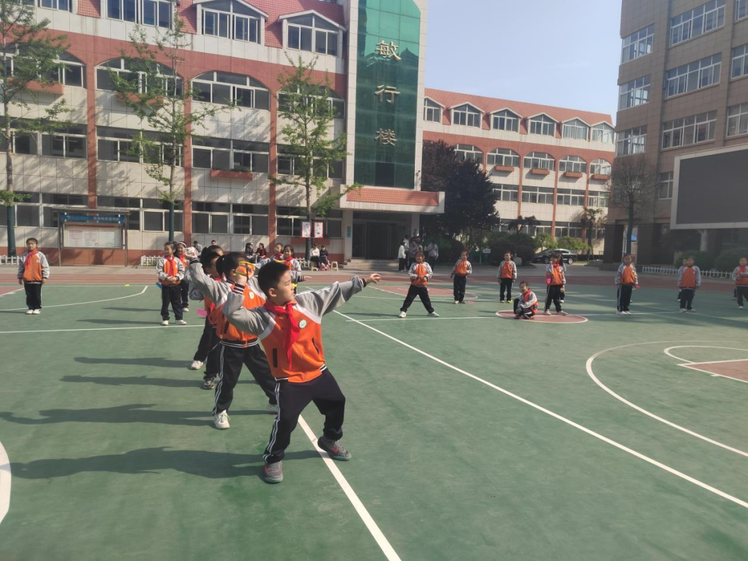 展风采、促成长、争达标——新乡市外国语小学2024年度技能学科青年教师达标课活动掠影 第15张 展风采、促成长、争达标——新乡市外国语小学2024年度技能学科青年教师达标课活动掠影 第15张