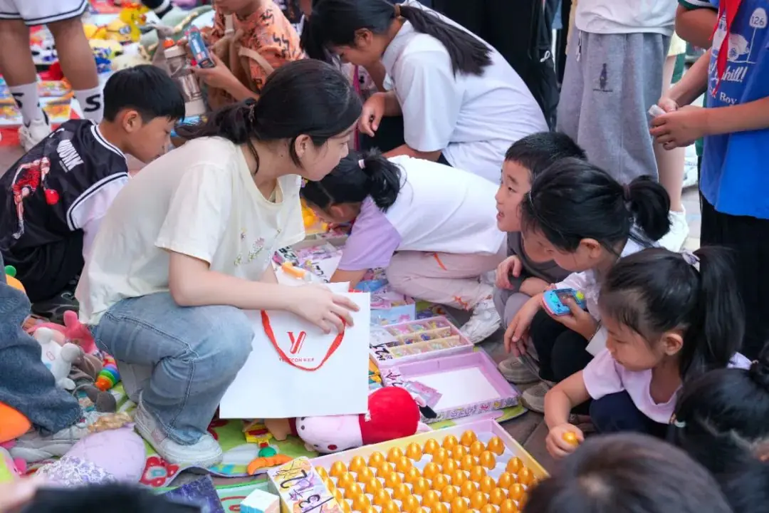 瞧,谁家的小学六一儿童节这样过!——郑州中学第四附属小学第三届爱心义卖暨社团展演活动 第33张 瞧,谁家的小学六一儿童节这样过!——郑州中学第四附属小学第三届爱心义卖暨社团展演活动 第33张