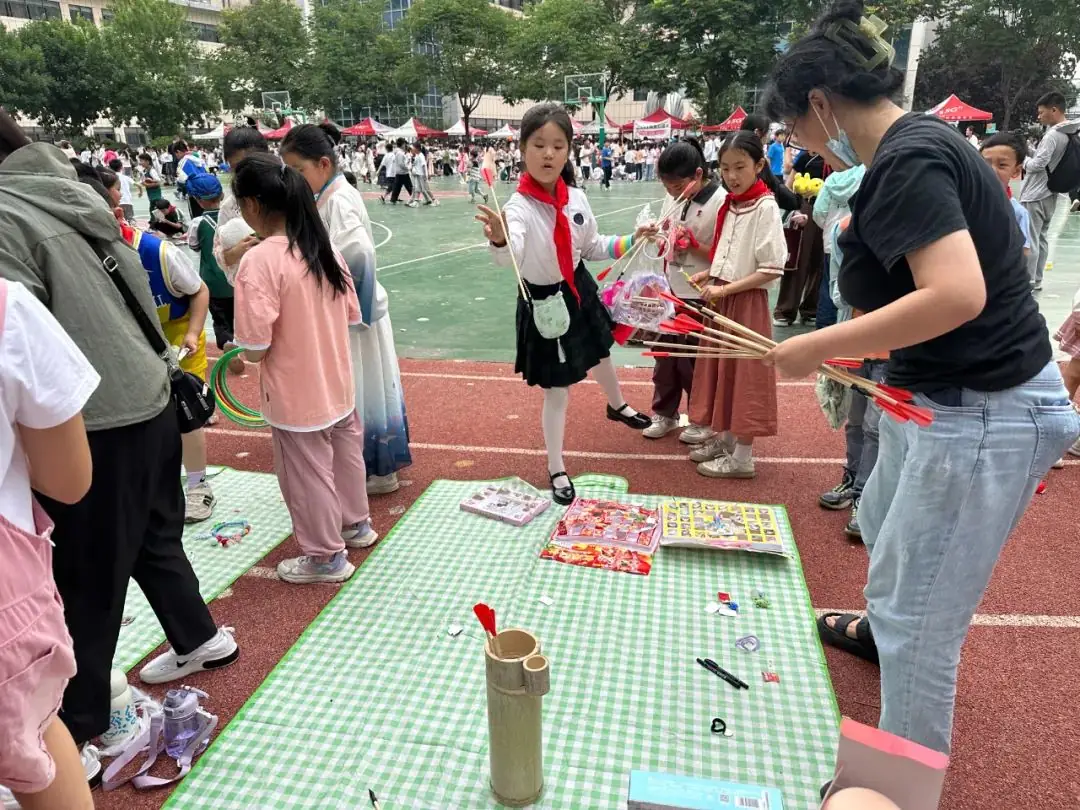 瞧,谁家的小学六一儿童节这样过!——郑州中学第四附属小学第三届爱心义卖暨社团展演活动 第58张 瞧,谁家的小学六一儿童节这样过!——郑州中学第四附属小学第三届爱心义卖暨社团展演活动 第58张