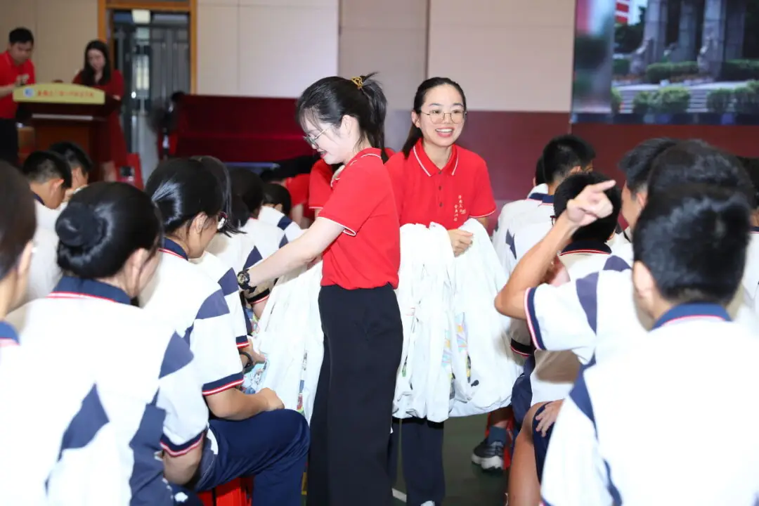 龙翔万里 决胜中考 ——广州市番禺区广铁一中铁英学校2024届初三年级中考冲刺动员大会 第42张 龙翔万里 决胜中考 ——广州市番禺区广铁一中铁英学校2024届初三年级中考冲刺动员大会 第42张