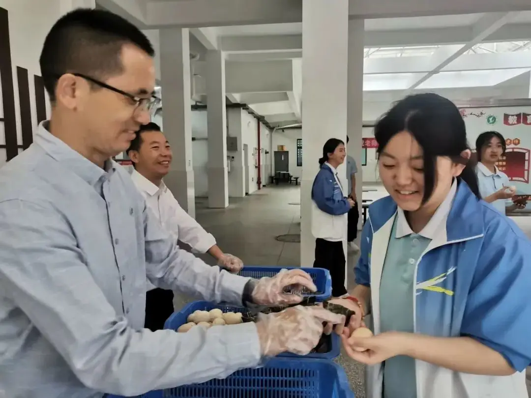 端午遇见高考 祝你一举高“粽” ——襄阳市第三十六中学开展赠送粽子助力高考活动 第9张 端午遇见高考 祝你一举高“粽” ——襄阳市第三十六中学开展赠送粽子助力高考活动 第9张