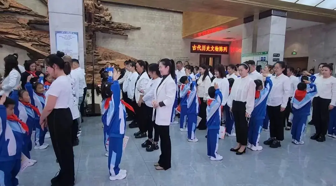 鸡冠区东风小学举行“红领巾爱祖国”新队员分批入队仪式 第15张 鸡冠区东风小学举行“红领巾爱祖国”新队员分批入队仪式 第15张