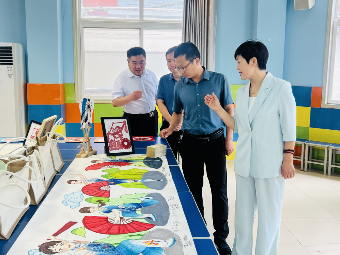 六一前夕,区委副书记陈洪远看望慰问新鹰小学启智班师生 第4张 六一前夕,区委副书记陈洪远看望慰问新鹰小学启智班师生 第4张