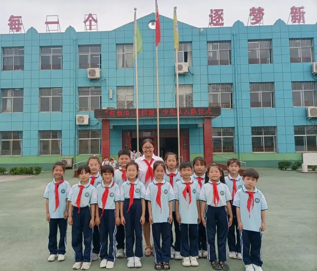 “红领巾 爱祖国”——耿庄小学少先队入队仪式 第39张 “红领巾 爱祖国”——耿庄小学少先队入队仪式 第39张