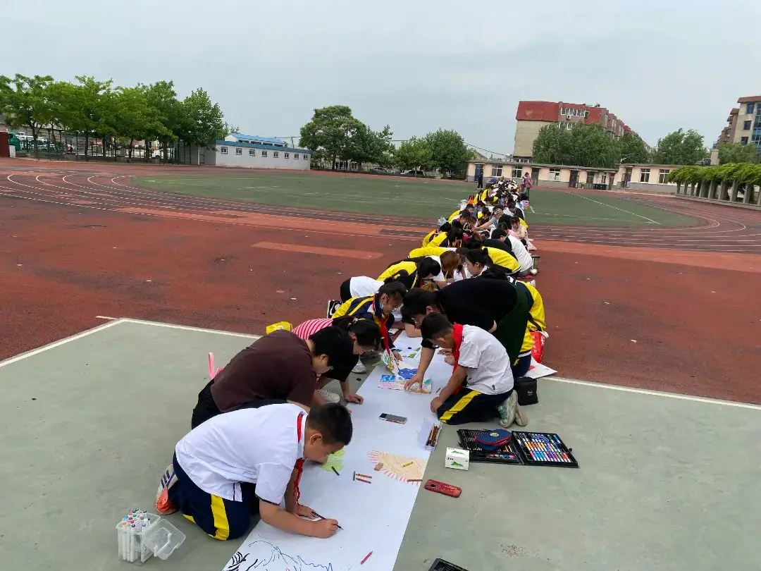 三十里堡小学(一小校区)“童心筑梦 共绘未来”主题大队会暨庆六一百米共绘活动 第60张 三十里堡小学(一小校区)“童心筑梦 共绘未来”主题大队会暨庆六一百米共绘活动 第60张