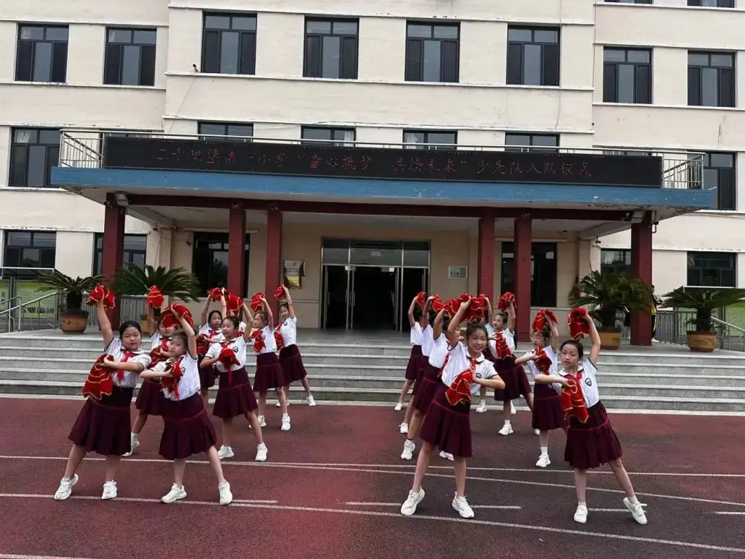 三十里堡小学(一小校区)“童心筑梦 共绘未来”主题大队会暨庆六一百米共绘活动 第39张 三十里堡小学(一小校区)“童心筑梦 共绘未来”主题大队会暨庆六一百米共绘活动 第39张