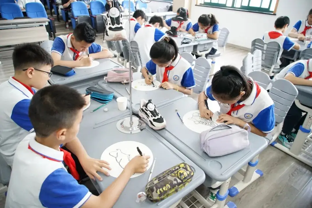 所前二小丨以线造型,以情入画——萧山区小学美术“向上生长”写生教学专题研训活动 第8张 所前二小丨以线造型,以情入画——萧山区小学美术“向上生长”写生教学专题研训活动 第8张