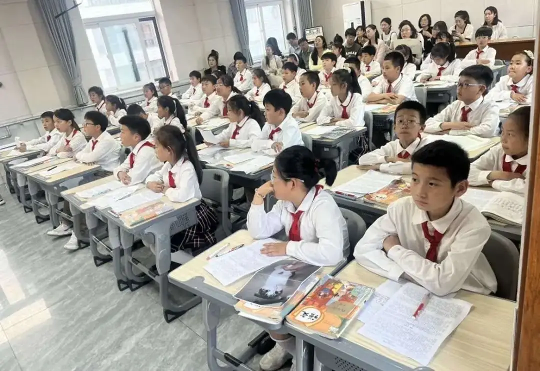 【人文鲸园·全环境育人】环翠区小学全学科单元集备观摩暨展评活动在威海市鲸园小学举行 第15张 【人文鲸园·全环境育人】环翠区小学全学科单元集备观摩暨展评活动在威海市鲸园小学举行 第15张