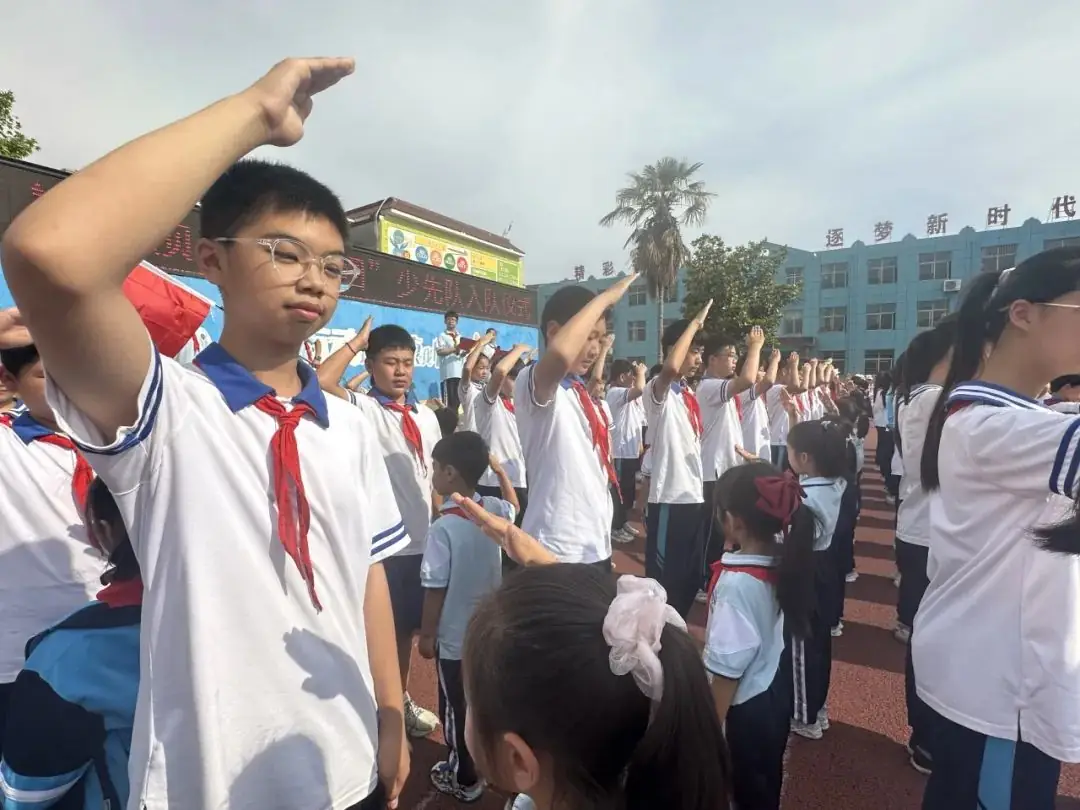 “红领巾 爱祖国”——耿庄小学少先队入队仪式 第17张 “红领巾 爱祖国”——耿庄小学少先队入队仪式 第17张