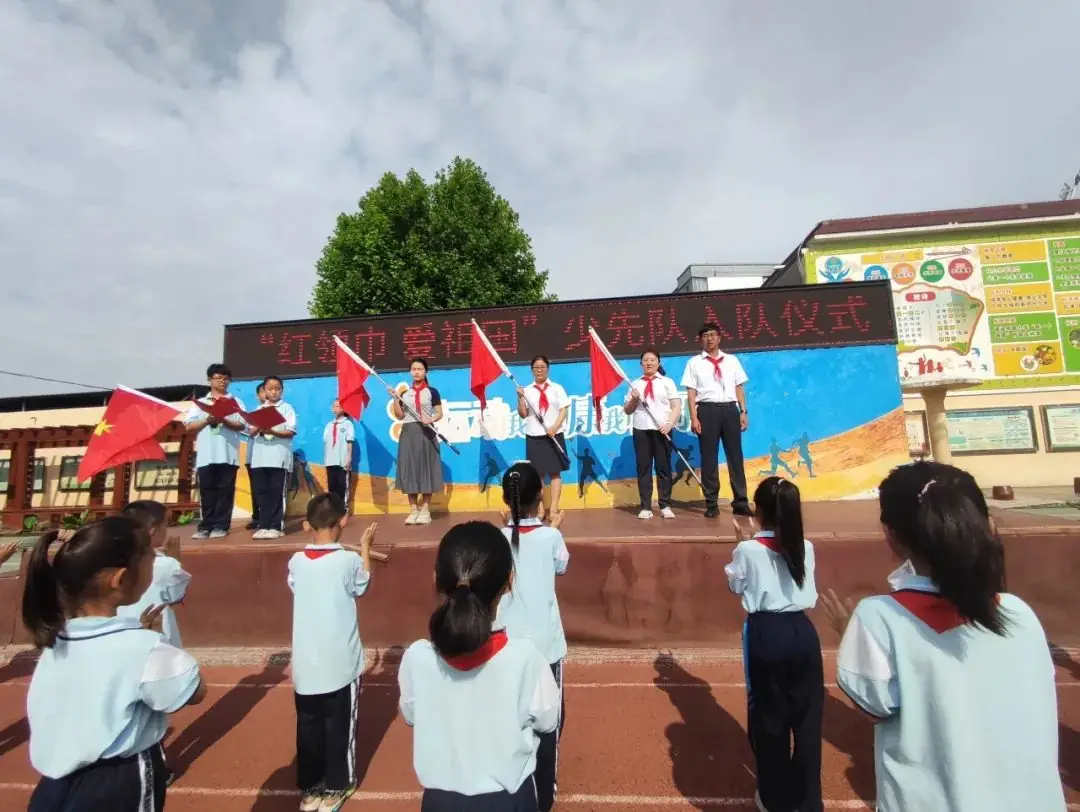 “红领巾 爱祖国”——耿庄小学少先队入队仪式 第9张 “红领巾 爱祖国”——耿庄小学少先队入队仪式 第9张