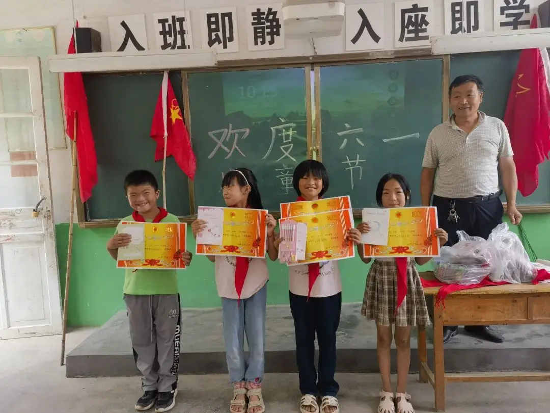 【红领巾爱祖国】2024年平邑县英光小学少先队庆“六一”暨分批入队仪式 第7张 【红领巾爱祖国】2024年平邑县英光小学少先队庆“六一”暨分批入队仪式 第7张