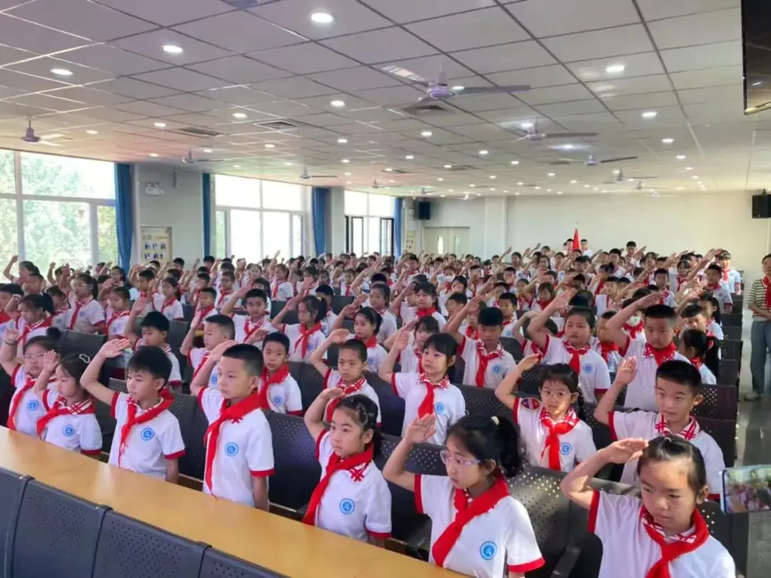 “学习新思想 做好接班人”固安县第二小学一年级第一批新少先队员入队仪式-第6张图片-四季读书网 “学习新思想 做好接班人”固安县第二小学一年级第一批新少先队员入队仪式-第6张图片-四季读书网