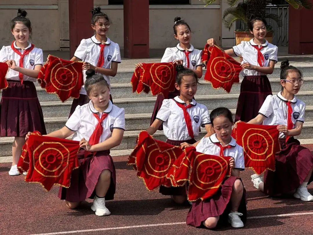 三十里堡小学(一小校区)“童心筑梦 共绘未来”主题大队会暨庆六一百米共绘活动 第37张 三十里堡小学(一小校区)“童心筑梦 共绘未来”主题大队会暨庆六一百米共绘活动 第37张