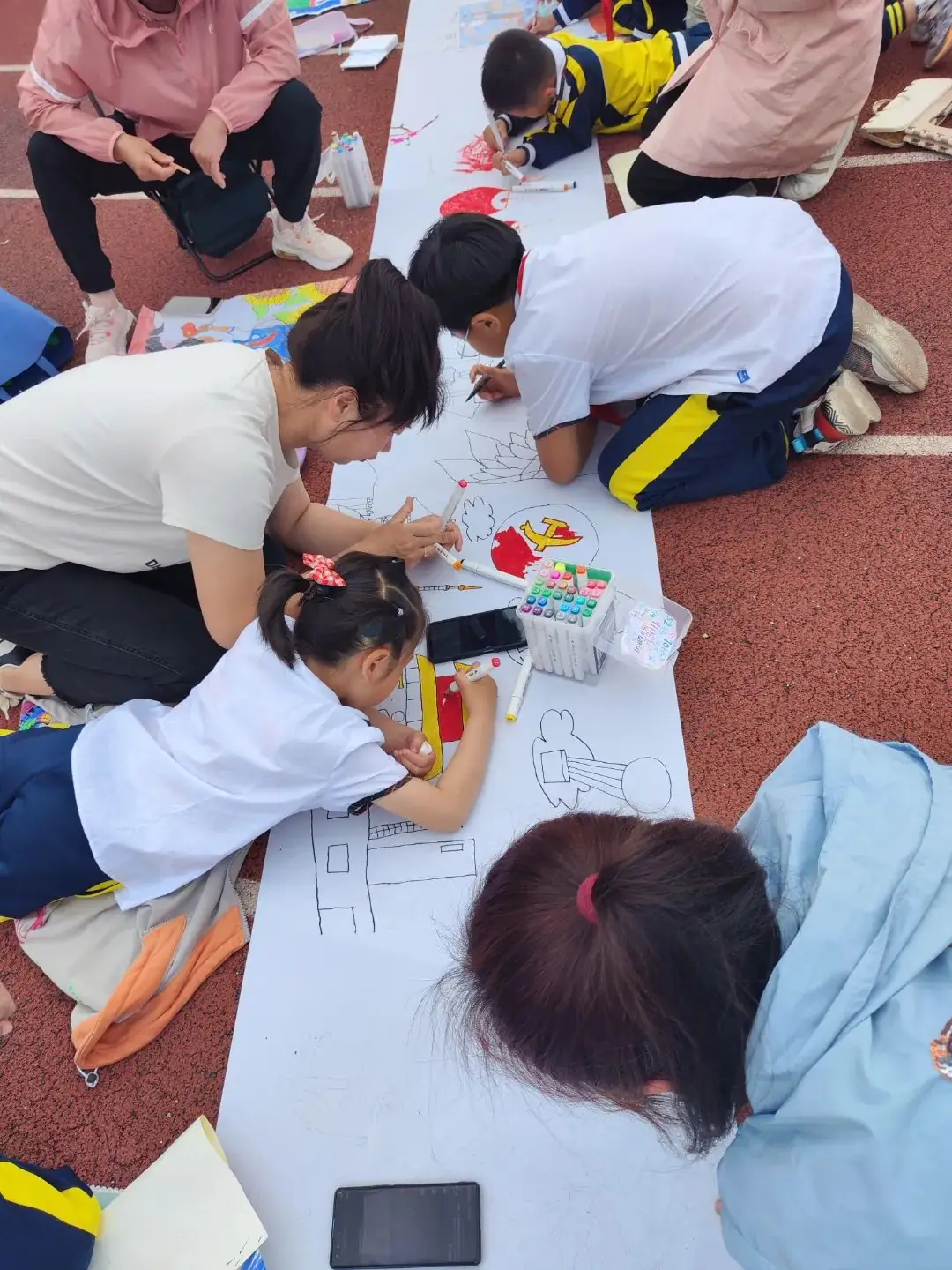 三十里堡小学(一小校区)“童心筑梦 共绘未来”主题大队会暨庆六一百米共绘活动 第51张 三十里堡小学(一小校区)“童心筑梦 共绘未来”主题大队会暨庆六一百米共绘活动 第51张