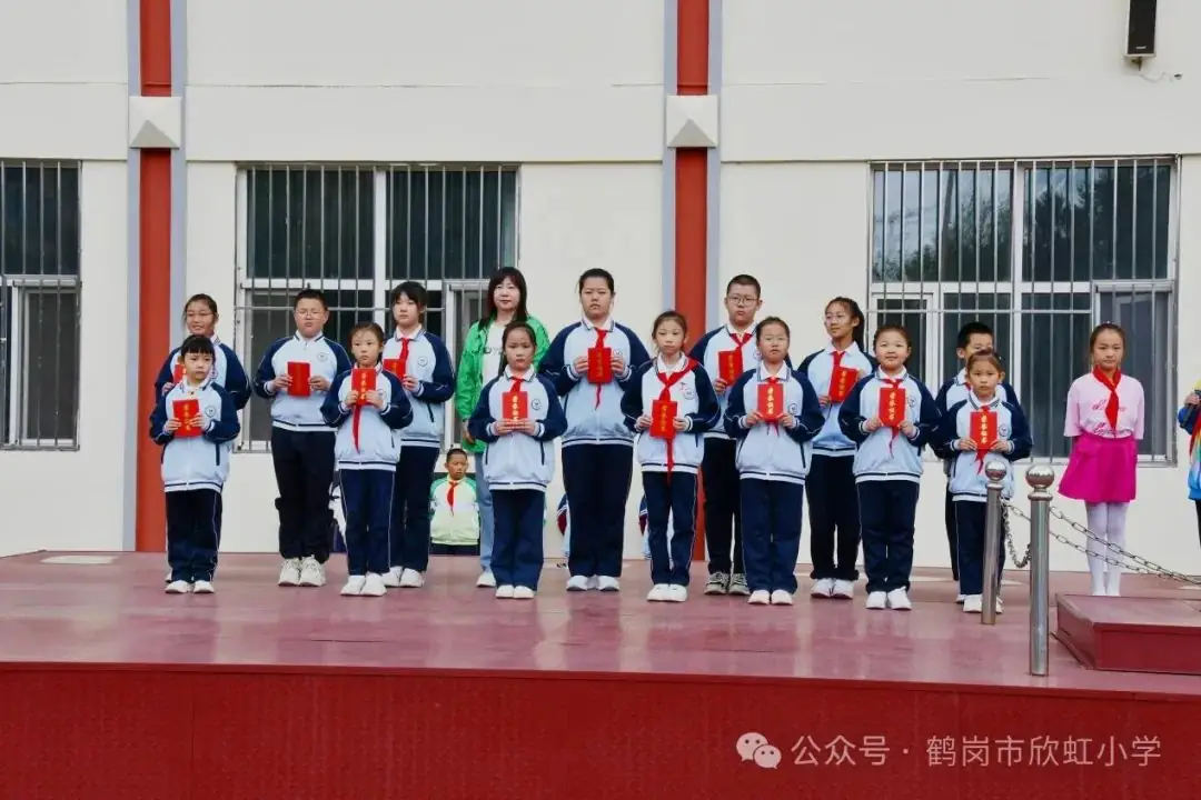 【欣虹·德育】欣虹小学2023-2024学年表彰优秀学生颁奖仪式 第7张 【欣虹·德育】欣虹小学2023-2024学年表彰优秀学生颁奖仪式 第7张