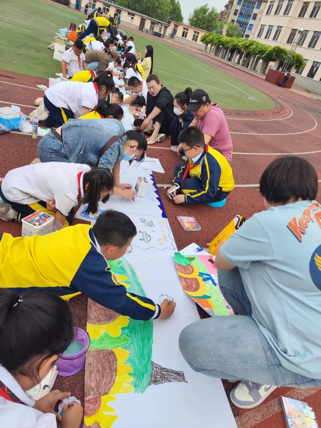 三十里堡小学(一小校区)“童心筑梦 共绘未来”主题大队会暨庆六一百米共绘活动 第78张 三十里堡小学(一小校区)“童心筑梦 共绘未来”主题大队会暨庆六一百米共绘活动 第78张