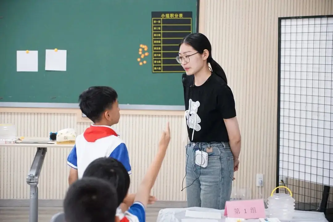 所前二小丨以线造型,以情入画——萧山区小学美术“向上生长”写生教学专题研训活动 第9张 所前二小丨以线造型,以情入画——萧山区小学美术“向上生长”写生教学专题研训活动 第9张