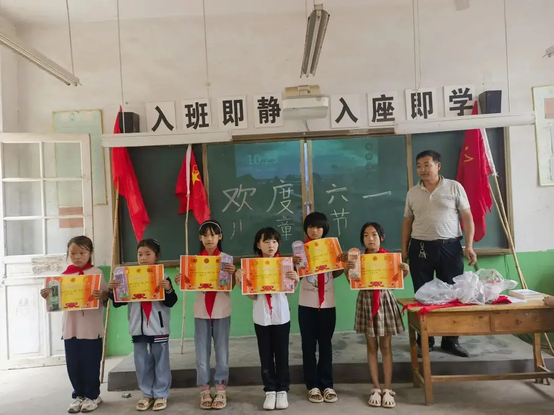 【红领巾爱祖国】2024年平邑县英光小学少先队庆“六一”暨分批入队仪式 第8张 【红领巾爱祖国】2024年平邑县英光小学少先队庆“六一”暨分批入队仪式 第8张