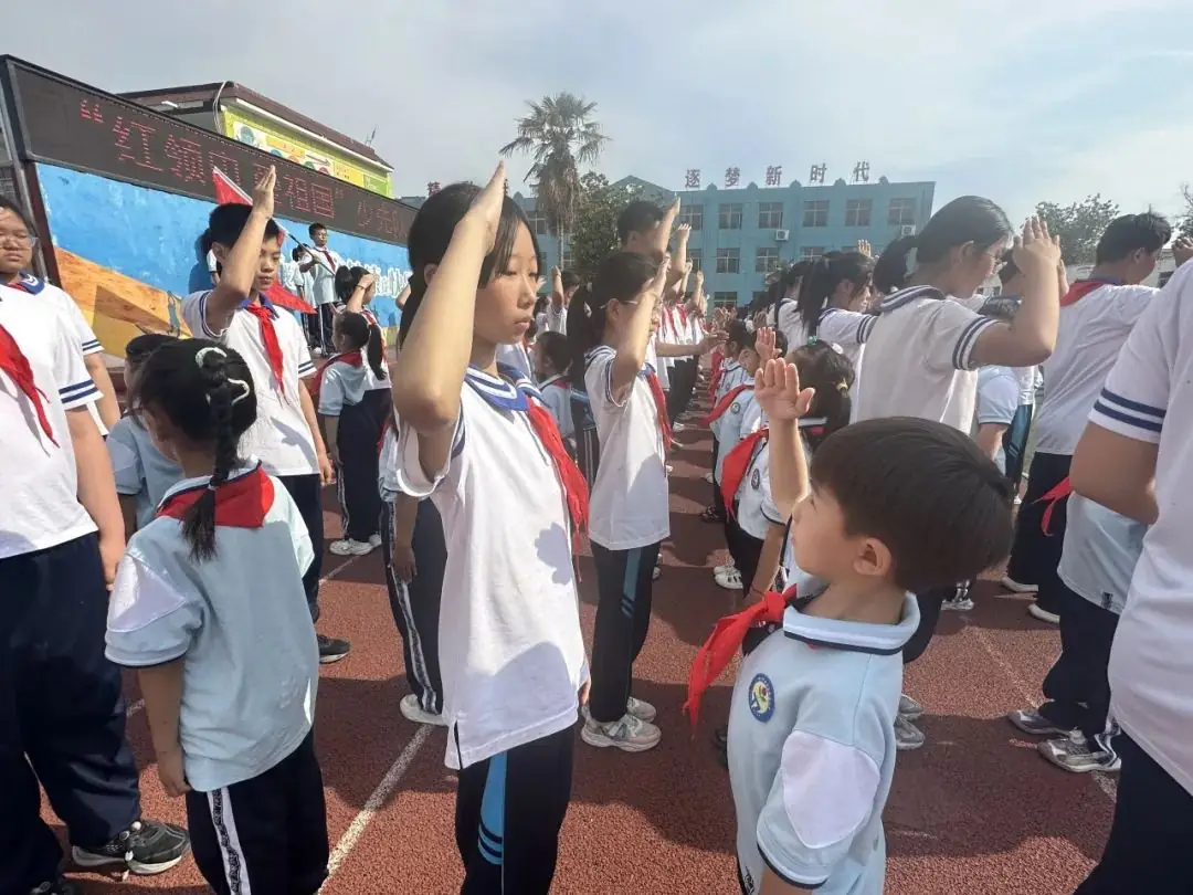 “红领巾 爱祖国”——耿庄小学少先队入队仪式 第18张 “红领巾 爱祖国”——耿庄小学少先队入队仪式 第18张