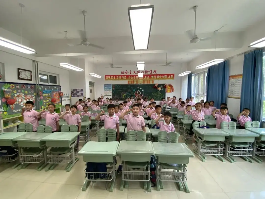 红领巾爱祖国——白塔小学一年级新队员分批入队仪式 第9张 红领巾爱祖国——白塔小学一年级新队员分批入队仪式 第9张