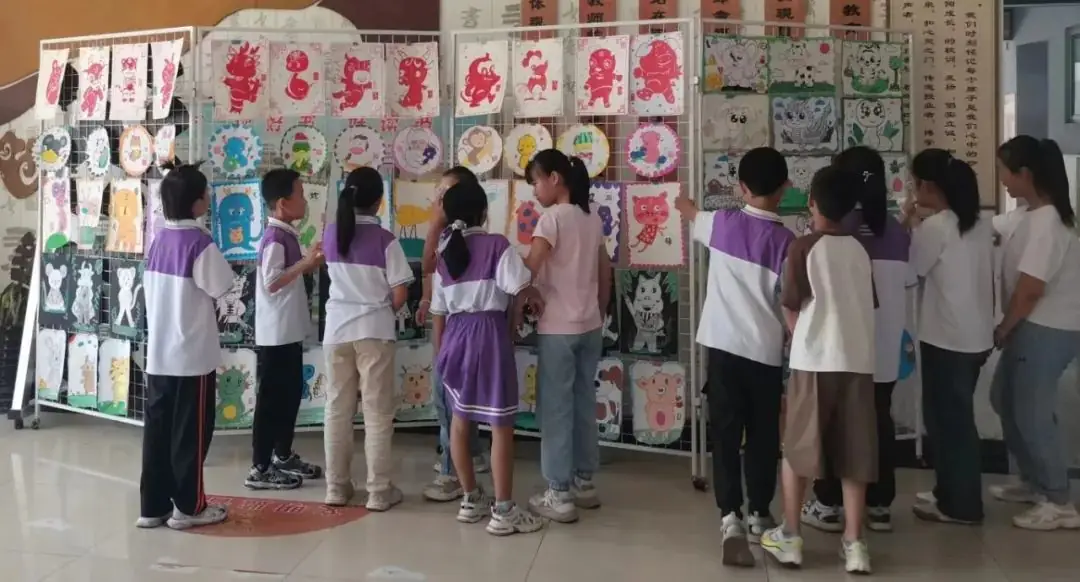陵城区第二实验小学“七彩童年 ”美术展活动 第19张 陵城区第二实验小学“七彩童年 ”美术展活动 第19张