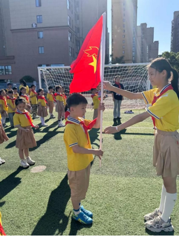 红领巾爱祖国——景德镇市第五小学少先队新队员入队仪式 第9张 红领巾爱祖国——景德镇市第五小学少先队新队员入队仪式 第9张