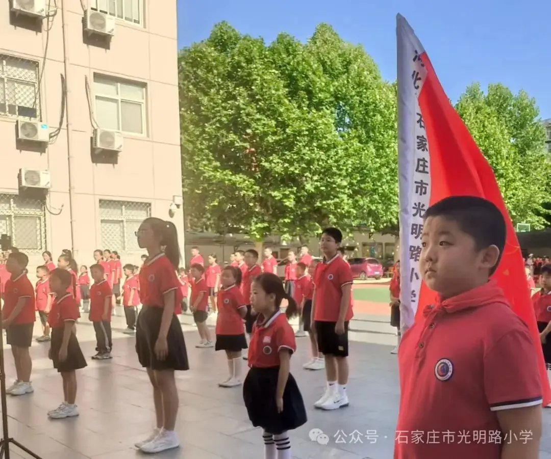 【光明路小学·少先队】红领巾爱祖国 争做新时代好队员——一年级新队员入队仪式 第9张