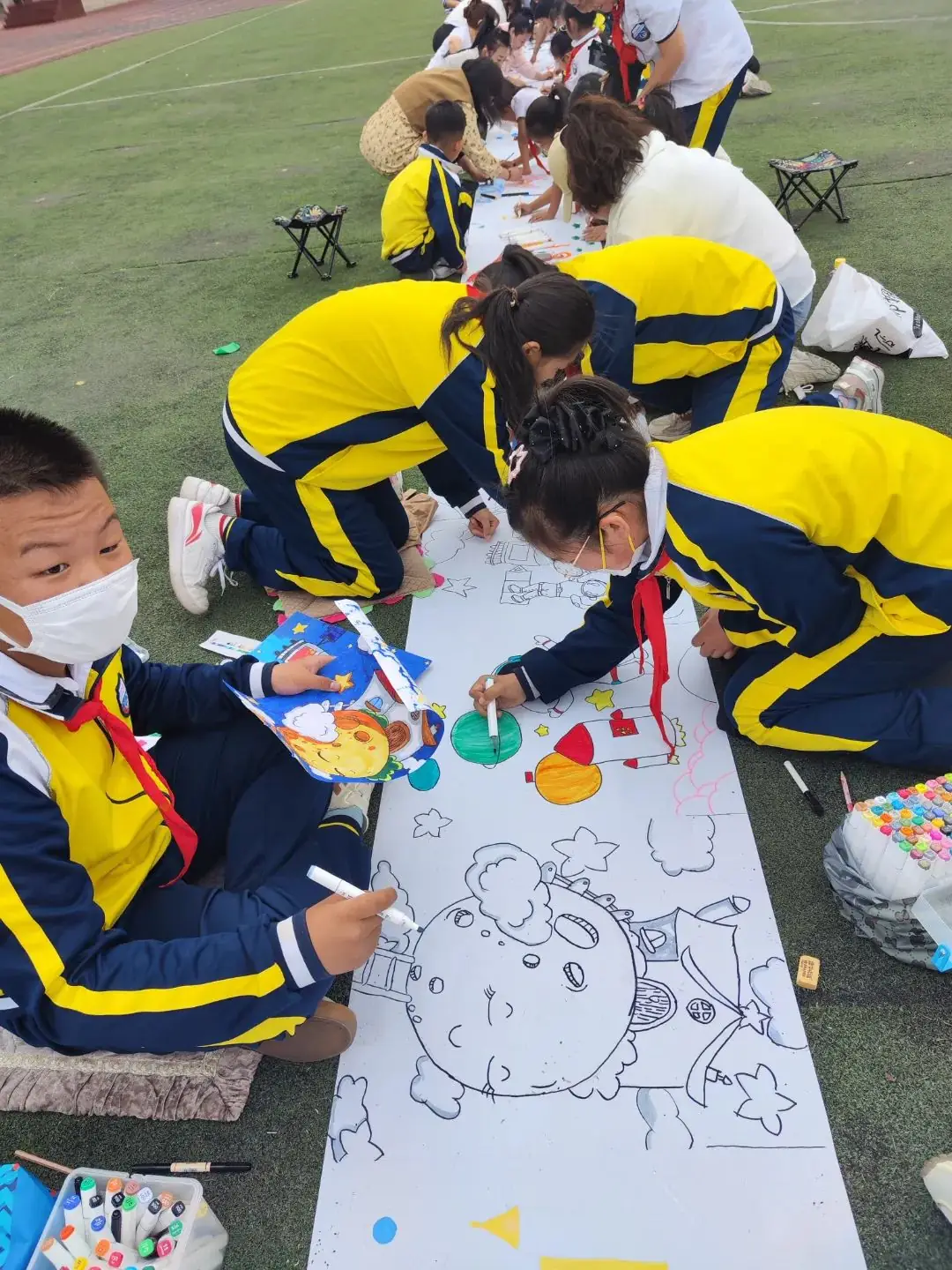 三十里堡小学(一小校区)“童心筑梦 共绘未来”主题大队会暨庆六一百米共绘活动 第52张 三十里堡小学(一小校区)“童心筑梦 共绘未来”主题大队会暨庆六一百米共绘活动 第52张