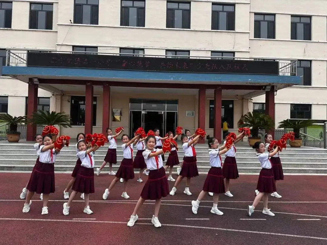 三十里堡小学(一小校区)“童心筑梦 共绘未来”主题大队会暨庆六一百米共绘活动 第36张 三十里堡小学(一小校区)“童心筑梦 共绘未来”主题大队会暨庆六一百米共绘活动 第36张