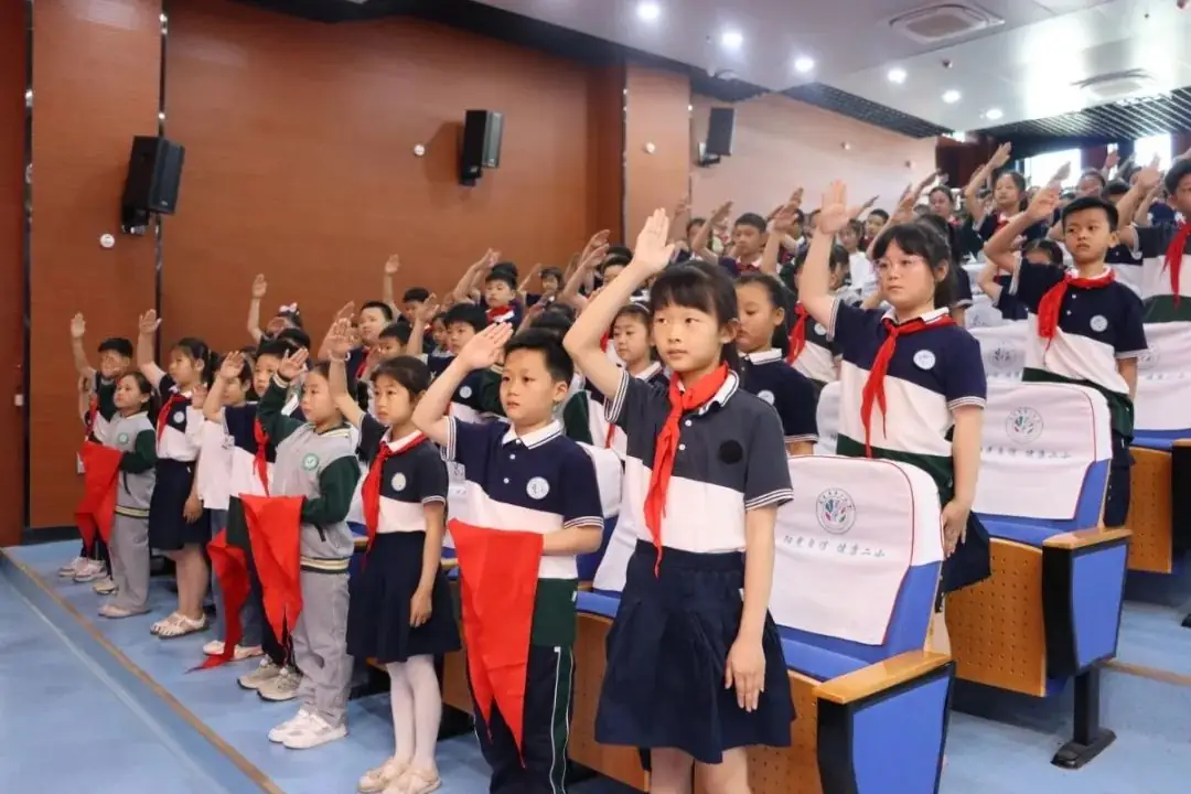 二小音画丨红领巾 爱祖国——天长市第二小学2024年一年级新队员入队仪式 第6张 二小音画丨红领巾 爱祖国——天长市第二小学2024年一年级新队员入队仪式 第6张