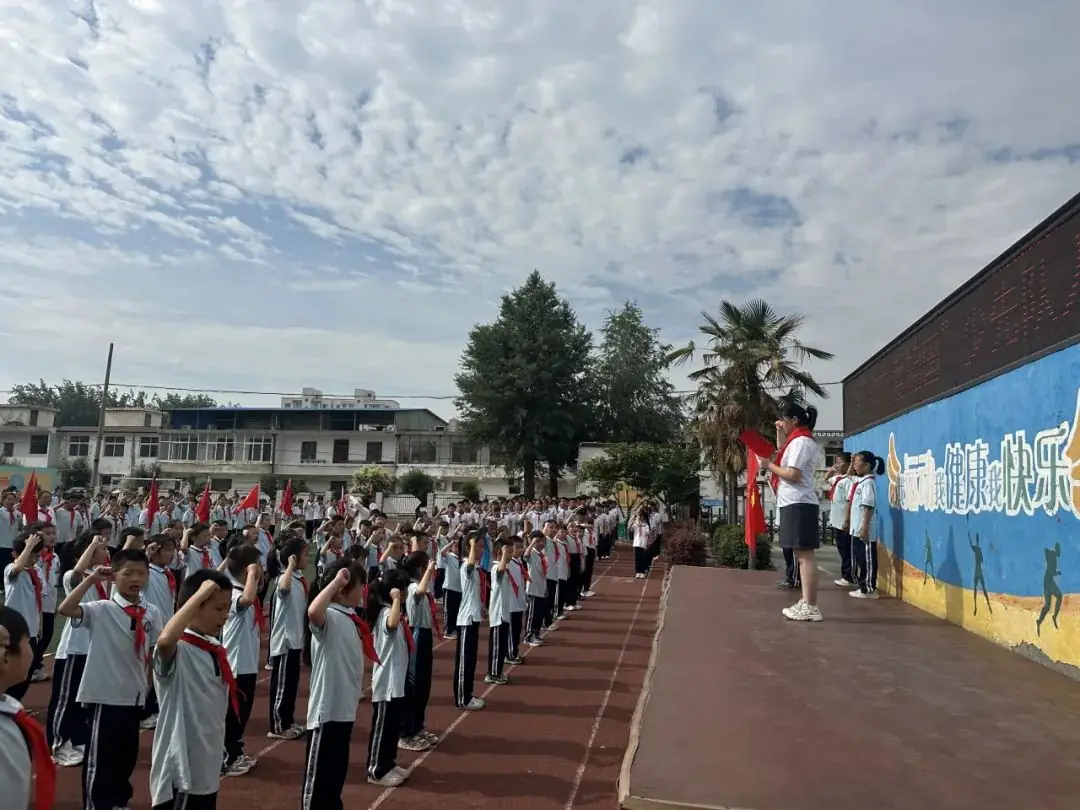 “红领巾 爱祖国”——耿庄小学少先队入队仪式 第33张 “红领巾 爱祖国”——耿庄小学少先队入队仪式 第33张